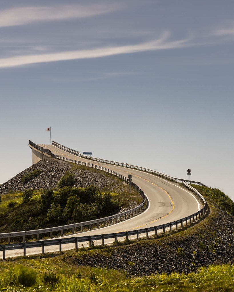 En brå sving som leder ut til en bro.